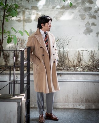 30 Jährige: Wie Slipper mit Sakkos zu kombinieren – 111 Herren Outfits kalt Wetter: Vereinigen Sie ein Sakko mit einer grauen Anzughose für einen stilvollen, eleganten Look. Slipper sind eine gute Wahl, um dieses Outfit zu vervollständigen.
