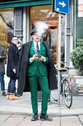 Dunkelgrüne Leder Slipper kombinieren – 70 Herren Outfits: Tragen Sie einen dunkelgrauen Mantel und eine dunkelgrüne Anzughose für eine klassischen und verfeinerte Silhouette. Suchen Sie nach leichtem Schuhwerk? Wählen Sie dunkelgrünen Leder Slipper für den Tag.