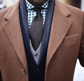 Dunkelblaues Businesshemd mit Vichy-Muster kombinieren – 4 Herren Outfits kalt Wetter: Entscheiden Sie sich für ein dunkelblaues Businesshemd mit Vichy-Muster und einen camel Mantel für einen stilvollen, eleganten Look.