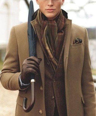 30 Jährige: Schal mit Schottenmuster kombinieren – 47 Elegante Herren Outfits: Entscheiden Sie sich für Komfort in einem braunen Mantel und einem Schal mit Schottenmuster.