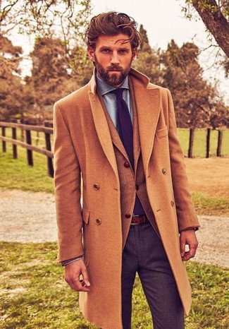 Welche Mäntel mit grauer Anzughose zu tragen – 497 Herren Outfits kalt Wetter: Kombinieren Sie einen Mantel mit einer grauen Anzughose für eine klassischen und verfeinerte Silhouette.
