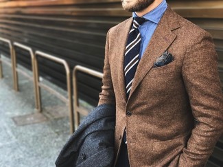 30 Jährige: Dunkelbraunes Wollsakko kombinieren – 246 Elegante Herren Outfits: Machen Sie sich mit einem dunkelbraunen Wollsakko und einem dunkelgrauen Mantel einen verfeinerten, eleganten Stil zu Nutze.