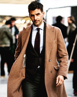 Dunkelbraune Krawatte kombinieren – 178 Herren Outfits kalt Wetter: Erwägen Sie das Tragen von einem camel Mantel und einer dunkelbraunen Krawatte für einen stilvollen, eleganten Look.