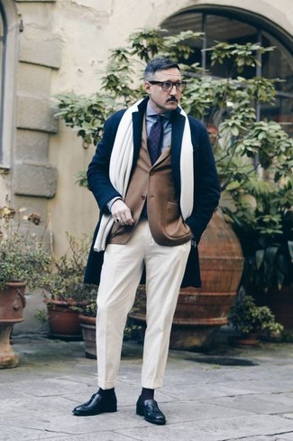 Weißen Schal kombinieren – 133 Herren Outfits: Ein dunkelblauer Mantel und ein weißer Schal sind eine ideale Outfit-Formel für Ihre Sammlung. Schwarze Leder Slipper mit Quasten sind eine einfache Möglichkeit, Ihren Look aufzuwerten.