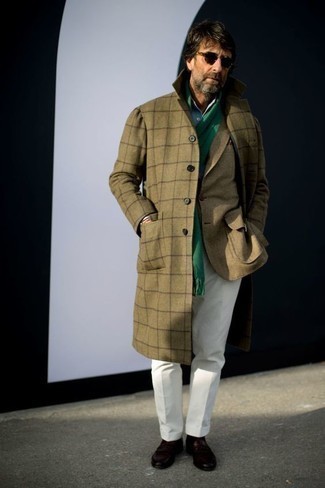 Dunkelgrünen Mantel kombinieren – 33 Winter Herren Outfits: Kombinieren Sie einen dunkelgrünen Mantel mit einer weißen Anzughose für einen stilvollen, eleganten Look. Fühlen Sie sich mutig? Wählen Sie eine dunkelbraune Lederfreizeitstiefel. Dieser Look ist super für den Winter und gefallen uns sehr gut.