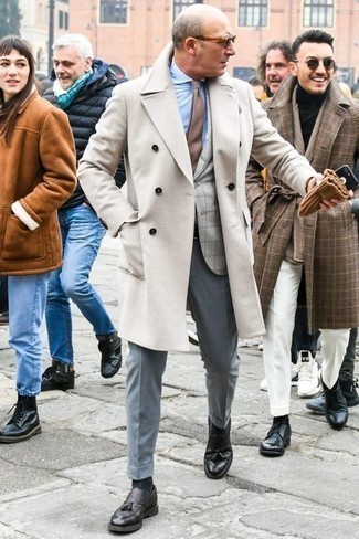 Hellblaue Anzughose kombinieren – 84 Herren Outfits: Kombinieren Sie einen weißen Mantel mit einer hellblauen Anzughose, um vor Klasse und Perfektion zu strotzen. Suchen Sie nach leichtem Schuhwerk? Entscheiden Sie sich für schwarzen Leder Slipper mit Quasten für den Tag.