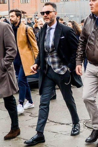 Welche Doppelmonks mit dunkelblauer Anzughose zu tragen – 27 Herren Outfits kühl Wetter: Kombinieren Sie einen schwarzen Mantel mit einer dunkelblauen Anzughose, um vor Klasse und Perfektion zu strotzen. Suchen Sie nach leichtem Schuhwerk? Wählen Sie Doppelmonks für den Tag.