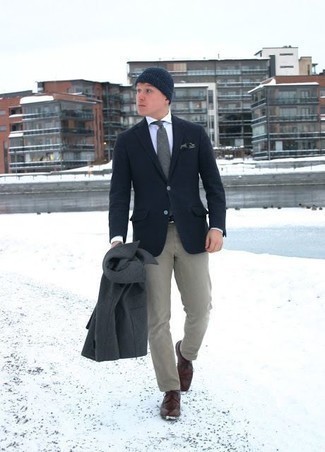 Rotbraune Leder Derby Schuhe kombinieren – 162 Herren Outfits kalt Wetter: Tragen Sie einen dunkelgrauen Mantel und eine graue Chinohose für Ihren Bürojob. Ergänzen Sie Ihr Outfit mit rotbraunen Leder Derby Schuhen, um Ihr Modebewusstsein zu zeigen.