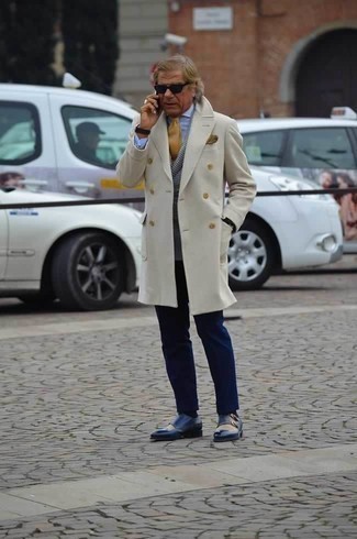 50 Jährige: Wie Sakko mit Mantels zu kombinieren – 88 Herren Outfits: Entscheiden Sie sich für einen Mantel und ein Sakko für eine klassischen und verfeinerte Silhouette. Dieses Outfit passt hervorragend zusammen mit dunkelblauen Doppelmonks aus Leder.
