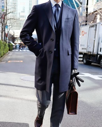 Dunkelblaues Sakko kombinieren – 276 Herren Outfits kühl Wetter: Etwas Einfaches wie die Wahl von einem dunkelblauen Sakko und einer dunkelgrauen Wollanzughose kann Sie von der Menge abheben. Ergänzen Sie Ihr Look mit braunen Leder Derby Schuhen.
