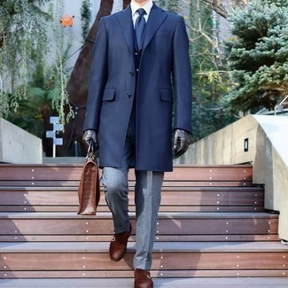 Dunkelblaues Sakko kombinieren – 276 Herren Outfits kühl Wetter: Kombinieren Sie ein dunkelblaues Sakko mit einer grauen Wollanzughose für eine klassischen und verfeinerte Silhouette. Braune Doppelmonks aus Wildleder fügen sich nahtlos in einer Vielzahl von Outfits ein.