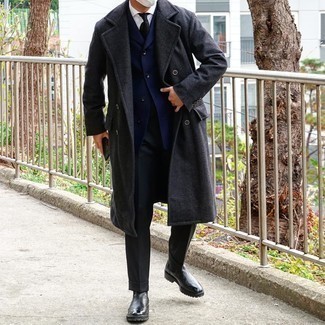 Dunkelblaues Sakko kombinieren – 276 Herren Outfits kühl Wetter: Entscheiden Sie sich für einen klassischen Stil in einem dunkelblauen Sakko und einer schwarzen Anzughose. Wenn Sie nicht durch und durch formal auftreten möchten, komplettieren Sie Ihr Outfit mit schwarzen Chelsea Boots aus Leder.