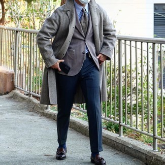 Graues Sakko kombinieren – 500+ Elegante Herren Outfits: Kombinieren Sie ein graues Sakko mit einer dunkelblauen Anzughose für einen stilvollen, eleganten Look. Vervollständigen Sie Ihr Look mit dunkelbraunen Leder Slippern mit Quasten.
