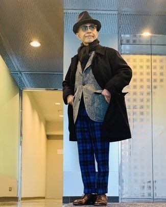 60 Jährige: Wie Derby Schuhe mit Sakkos zu kombinieren – 10 Herren Outfits kühl Wetter: Tragen Sie ein Sakko und eine blaue Anzughose mit Schottenmuster für einen stilvollen, eleganten Look. Dieses Outfit passt hervorragend zusammen mit Derby Schuhen.