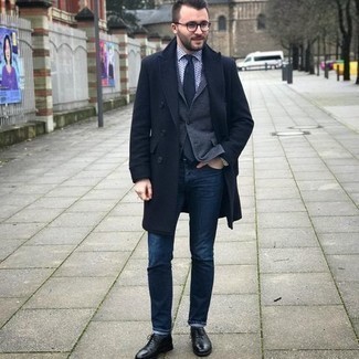 Dunkelgraues Sakko kombinieren – 1200+ Herren Outfits: Kombinieren Sie ein dunkelgraues Sakko mit dunkelblauen Jeans für einen für die Arbeit geeigneten Look. Machen Sie Ihr Outfit mit schwarzen Leder Oxford Schuhen eleganter.