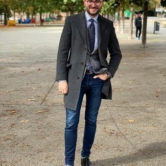 Wie Sakko mit Oxford Schuhe zu kombinieren – 18 Smart-Casual Herren Outfits kalt Wetter: Erwägen Sie das Tragen von einem Sakko und dunkelblauen Jeans für einen bequemen Alltags-Look. Fühlen Sie sich mutig? Vervollständigen Sie Ihr Outfit mit Oxford Schuhen.