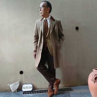 60 Jährige: Wie Derby Schuhe mit Sakkos zu kombinieren – 6 Herren Outfits kalt Wetter: Geben Sie den bestmöglichen Look ab in einem Sakko und einer dunkelbraunen Anzughose. Vervollständigen Sie Ihr Look mit Derby Schuhen.