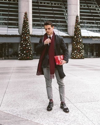 Winter Outfits Herren 2024: Kombinieren Sie einen dunkelgrauen Mantel mit einer grauen Chinohose für Ihren Bürojob. Fühlen Sie sich mutig? Vervollständigen Sie Ihr Outfit mit schwarzen Leder Oxford Schuhen. Das ist eindeutig ein perfekt passender Look für Wintertage!