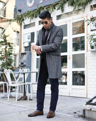 Blaue Socken kombinieren – 500+ Herren Outfits: Für ein bequemes Couch-Outfit, kombinieren Sie einen grauen Mantel mit Fischgrätenmuster mit blauen Socken. Setzen Sie bei den Schuhen auf die klassische Variante mit braunen Leder Slippern.
