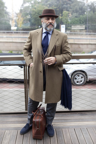 camel Mantel, braunes Sakko mit Schottenmuster, hellblaues Businesshemd, dunkelgraue Anzughose für Herren