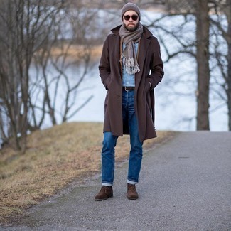 30 Jährige: Braune Chukka-Stiefel aus Wildleder kombinieren – 27 Winter Herren Outfits: Paaren Sie einen dunkelbraunen Mantel mit blauen Jeans für Ihren Bürojob. Fühlen Sie sich mutig? Entscheiden Sie sich für braunen Chukka-Stiefel aus Wildleder. Das Outfit ist mega und passt super zum Winter.