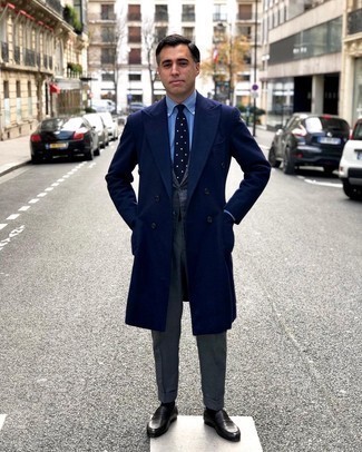 Elegante kühl Wetter Outfits Herren 2024: Kombinieren Sie ein graues Wollsakko mit Schottenmuster mit einem hellblauen Businesshemd, um vor Klasse und Perfektion zu strotzen.