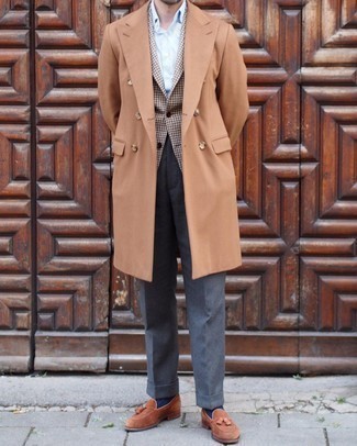 Elegante kühl Wetter Outfits Herren 2024: Vereinigen Sie einen camel Mantel mit einer grauen Anzughose für eine klassischen und verfeinerte Silhouette. Braune Wildleder Slipper mit Quasten leihen Originalität zu einem klassischen Look.