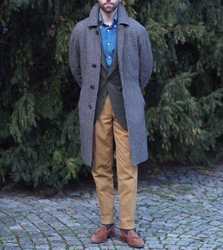 Elegante kühl Wetter Outfits Herren 2024: Kombinieren Sie einen dunkelblauen Mantel mit Hahnentritt-Muster mit einer beige Anzughose für einen stilvollen, eleganten Look. Braune Wildleder Slipper mit Quasten sind eine perfekte Wahl, um dieses Outfit zu vervollständigen.