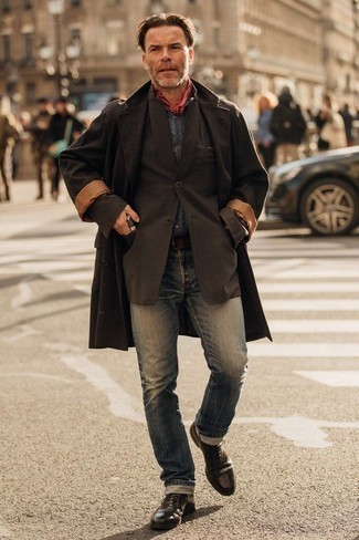 Wie braunen Mantel mit brauner Leder Brogues zu kombinieren – 8 Smart-Casual Herren Outfits: Tragen Sie einen braunen Mantel und dunkelblauen Jeans für einen für die Arbeit geeigneten Look. Putzen Sie Ihr Outfit mit braunen Leder Brogues.