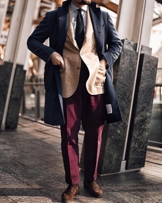 Dunkelgrauen Mantel kombinieren – 500+ Herren Outfits: Entscheiden Sie sich für einen dunkelgrauen Mantel und eine dunkelrote Anzughose, um vor Klasse und Perfektion zu strotzen. Dunkelbraune Wildleder Slipper leihen Originalität zu einem klassischen Look.