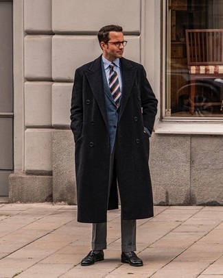 30 Jährige: Jacke kombinieren – 300 Elegante Herren Outfits kalt Wetter: Geben Sie den bestmöglichen Look ab in einer Jacke und einer dunkelgrauen Anzughose. Vervollständigen Sie Ihr Look mit schwarzen Leder Slippern.