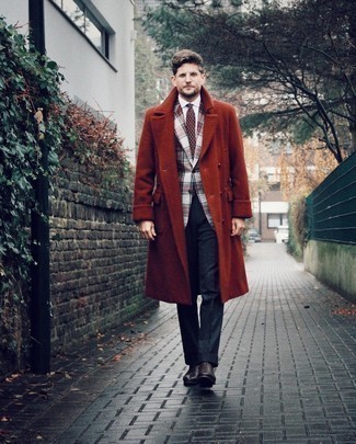 Rotbraunen Mantel kombinieren – 500+ Herren Outfits: Kombinieren Sie einen rotbraunen Mantel mit einer dunkelblauen Wollanzughose für eine klassischen und verfeinerte Silhouette. Ergänzen Sie Ihr Look mit dunkelbraunen Leder Oxford Schuhen.