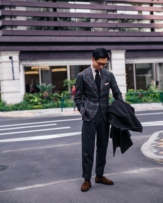 Welche Anzughosen mit fuchsia Businesshemdes zu tragen – 12 Herren Outfits kühl Wetter: Tragen Sie ein fuchsia Businesshemd und eine Anzughose für einen stilvollen, eleganten Look. Fühlen Sie sich ideenreich? Komplettieren Sie Ihr Outfit mit dunkelbraunen Wildleder Slippern.