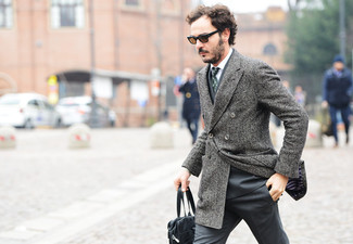 30 Jährige: Dunkelgrüne Krawatte kombinieren – 41 Elegante Herren Outfits kalt Wetter: Kombinieren Sie einen grauen Mantel mit einer dunkelgrünen Krawatte für einen stilvollen, eleganten Look.