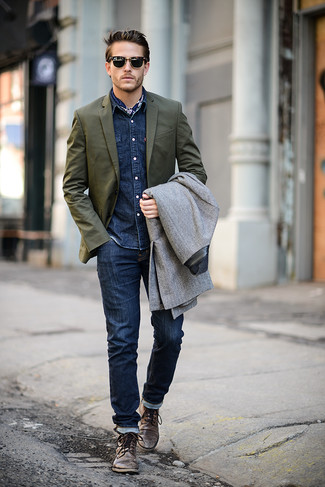 Welche Jeanshemden mit brauner Freizeitstiefel zu tragen – 54 Herbst Herren Outfits: Kombinieren Sie ein Jeanshemd mit dunkelblauen engen Jeans für einen entspannten Wochenend-Look. Putzen Sie Ihr Outfit mit einer braunen Freizeitstiefeln. Dieser Look ist ideal für den Herbst geeignet.