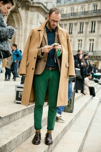 30 Jährige: Hellbeige Wollsakko kombinieren – 173 Herren Outfits: Kombinieren Sie ein hellbeige Wollsakko mit einer grünen Chinohose für Drinks nach der Arbeit. Komplettieren Sie Ihr Outfit mit dunkelbraunen Leder Derby Schuhen, um Ihr Modebewusstsein zu zeigen.