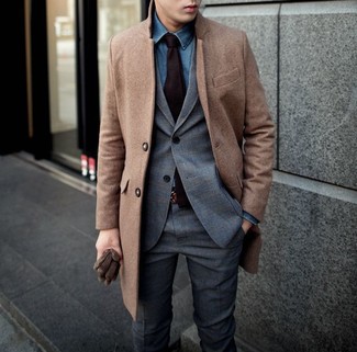 Dunkelbraune Lederhandschuhe kombinieren – 411 Herren Outfits: Ein brauner Mantel und dunkelbraune Lederhandschuhe sind eine perfekte Outfit-Formel für Ihre Sammlung.
