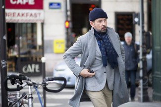 Dunkelblauen Schal kombinieren – 500+ Herren Outfits: Kombinieren Sie einen grauen Mantel mit einem dunkelblauen Schal für einen entspannten Wochenend-Look.