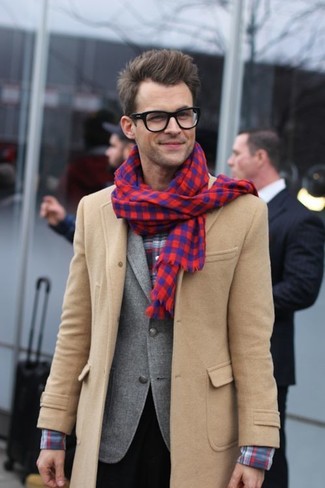 Roten Schal kombinieren – 297 Herren Outfits: Ein beiger Mantel und ein roter Schal sind eine ideale Outfit-Formel für Ihre Sammlung.