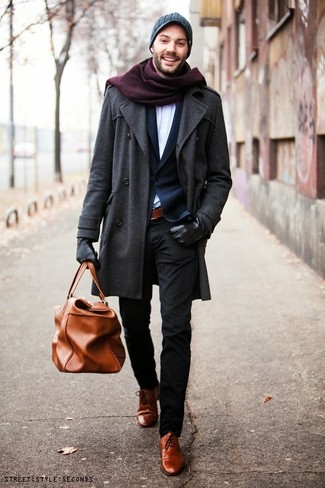 Braunen Ledergürtel kombinieren – 500+ Herren Outfits kühl Wetter: Kombinieren Sie einen dunkelgrauen Mantel mit einem braunen Ledergürtel für einen entspannten Wochenend-Look. Rotbraune Leder Oxford Schuhe putzen umgehend selbst den bequemsten Look heraus.