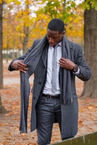 Graue Seidekrawatte kombinieren – 13 Herren Outfits: Vereinigen Sie einen dunkelgrauen Mantel mit einer grauen Seidekrawatte für eine klassischen und verfeinerte Silhouette.