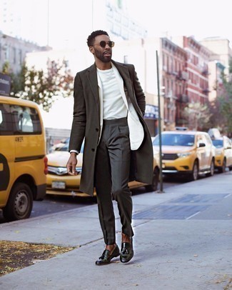Dunkelgrüne Leder Slipper kombinieren – 70 Herren Outfits: Entscheiden Sie sich für einen klassischen Stil in einem dunkelgrünen Mantel und einer dunkelgrauen Anzughose. Suchen Sie nach leichtem Schuhwerk? Wählen Sie dunkelgrünen Leder Slipper für den Tag.