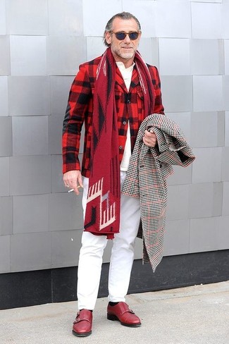 Alessandro Squarzi trägt schwarzer und weißer Mantel mit Vichy-Muster, rotes und schwarzes Wollsakko mit Schottenmuster, weißes Polohemd, weiße Chinohose