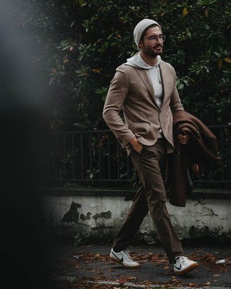 Dunkelbraunen Mantel kombinieren – 500+ Herren Outfits: Erwägen Sie das Tragen von einem dunkelbraunen Mantel und einer dunkelbraunen Chinohose für einen für die Arbeit geeigneten Look. Wenn Sie nicht durch und durch formal auftreten möchten, entscheiden Sie sich für weißen und dunkelblauen Leder niedrige Sneakers.