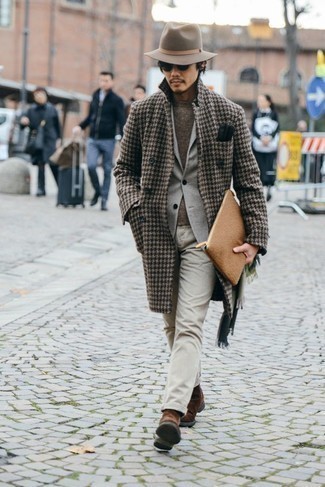 Grauen Pullover mit einem Rundhalsausschnitt kombinieren – 500+ Herren Outfits: Kombinieren Sie einen grauen Pullover mit einem Rundhalsausschnitt mit einer hellbeige Chinohose für einen bequemen Alltags-Look. Fühlen Sie sich ideenreich? Ergänzen Sie Ihr Outfit mit braunen Chelsea Boots aus Wildleder.
