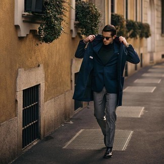 Dunkelblaues Sakko kombinieren – 276 Herren Outfits kühl Wetter: Kombinieren Sie ein dunkelblaues Sakko mit einer grauen Anzughose für eine klassischen und verfeinerte Silhouette. Vervollständigen Sie Ihr Look mit schwarzen Leder Slippern mit Quasten.