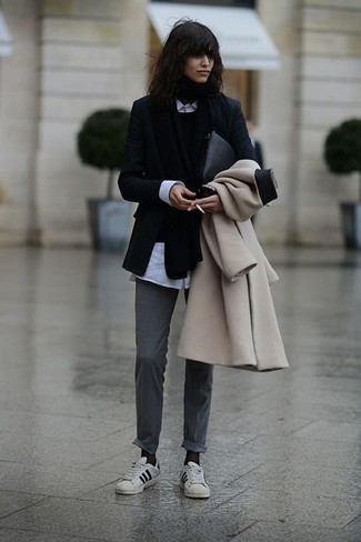 hellbeige Mantel, schwarzes Sakko, schwarzer Pullover mit einem Rundhalsausschnitt, weißes Businesshemd für Damen