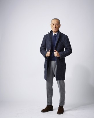 50 Jährige: Sakko kombinieren – 108 Herren Outfits kalt Wetter: Kombinieren Sie ein Sakko mit einer grauen Anzughose für einen stilvollen, eleganten Look. Fühlen Sie sich mutig? Wählen Sie dunkelbraunen Chukka-Stiefel aus Wildleder.
