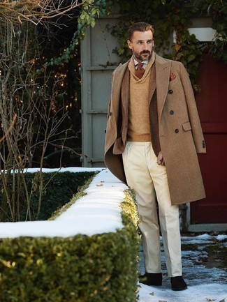Elegante kalt Wetter Outfits Herren 2024: Entscheiden Sie sich für einen klassischen Stil in einem camel Mantel und einer weißen Anzughose. Vervollständigen Sie Ihr Look mit dunkelbraunen Wildleder Oxford Schuhen.