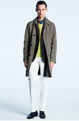 grauer Mantel mit Schottenmuster, dunkellila Samtsakko, gelbgrüner Pullover mit einem V-Ausschnitt, weiße Anzughose für Herren